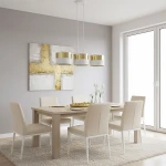 Lampa wisząca Lux 3xE27 w białym kolorze z złotymi akcentami, zawieszona nad drewnianym stołem w jasnej jadalni. Widoczne trzy okrągłe klosze, minimalistyczny design. Tło z szarymi ścianami i dużymi oknami.