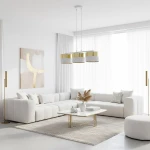 Lampa wisząca Lux 3xE27 w kolorze białym z złotymi detalami, zawieszona w nowoczesnym wnętrzu. Składa się z trzech cylindrycznych kloszy, umieszczonych na cienkich linkach. W tle widoczna jasna kanapa i stół kawowy.
