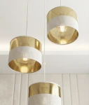 Lampa wisząca Lux 3xE27 w kolorze białym i złotym, z okrągłymi kloszami o perforowanej strukturze. Zawieszona na białych przewodach, prezentuje elegancki design, idealna do nowoczesnych wnętrz.
