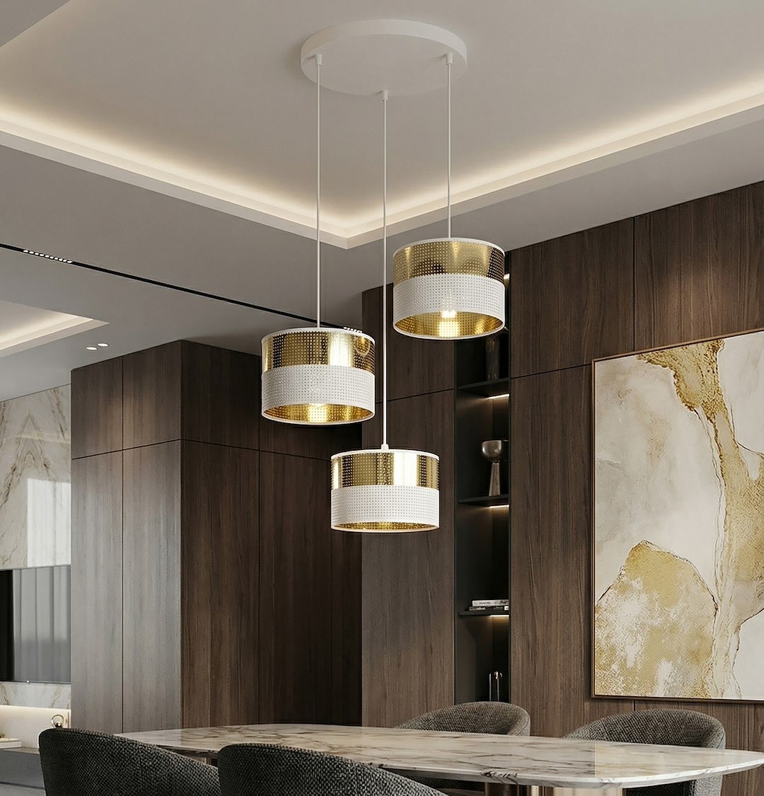 Lampa wisząca Lux 3xE27 w białym kolorze z metalowymi, złotymi kloszami. Zawieszona na białym suficie, w aranżacji nowoczesnego wnętrza. Klosze mają okrągły kształt i subtelny wzór, idealne do oświetlenia stołu.