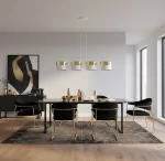 Lampa wisząca Lux 4xE27 w kolorze białym z złotymi detalami, zawieszona nad czarnym stołem w nowoczesnej jadalni. Widoczne cztery okrągłe klosze, minimalistyczny design, w otoczeniu czarnych krzeseł i dekoracji na stole.