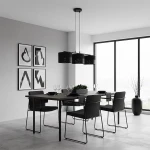 Lampa wisząca Karbon 3xE27 w kolorze czarnym, z trzema cylindrycznymi kloszami, zawieszona nad stołem w nowoczesnej jadalni. Ujęcie z boku, w tle prostokątne okno oraz minimalistyczne dekoracje na ścianach.