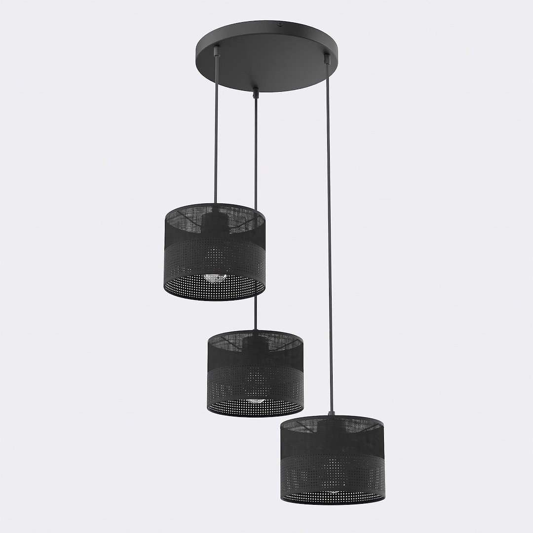 Lampa wisząca Karbon w kolorze czarnym z trzema kloszami E27. Klosze mają perforowaną teksturę, zawieszone na cienkich przewodach z metalowym stropem. Produkt prezentowany frontalnie na jasnym tle.