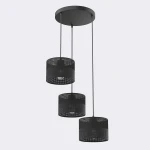 Lampa wisząca Karbon w kolorze czarnym z trzema kloszami E27. Klosze mają perforowaną teksturę, zawieszone na cienkich przewodach z metalowym stropem. Produkt prezentowany frontalnie na jasnym tle.