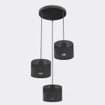 Lampa wisząca Karbon 3xE27 w kolorze czarnym z trzema kloszami o perforowanej strukturze. Zawieszona na długich linkach, montowana do sufitu. Prosty, nowoczesny design, idealna do różnych wnętrz.