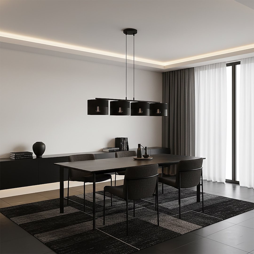 Lampa wisząca Karbon 4xE27 w kolorze czarnym, zawieszona na cienkich linkach. Posiada cztery okrągłe klosze, umieszczone nad stołem w nowoczesnej jadalni. Tło jasne, z zasłonami i minimalistycznym wystrojem.