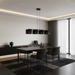 Lampa wisząca Karbon 4xE27 w kolorze czarnym, zawieszona na cienkich linkach. Posiada cztery okrągłe klosze, umieszczone nad stołem w nowoczesnej jadalni. Tło jasne, z zasłonami i minimalistycznym wystrojem.