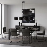 Lampa wisząca Karbon 4xE27 w kolorze czarnym, zawieszona nad stołem w nowoczesnej jadalni. Cztery cylindryczne klosze z siateczkowym wzorem, w otoczeniu szarych krzeseł i dekoracji na bufecie. Tło jasne, minimalistyczne wnętrze.