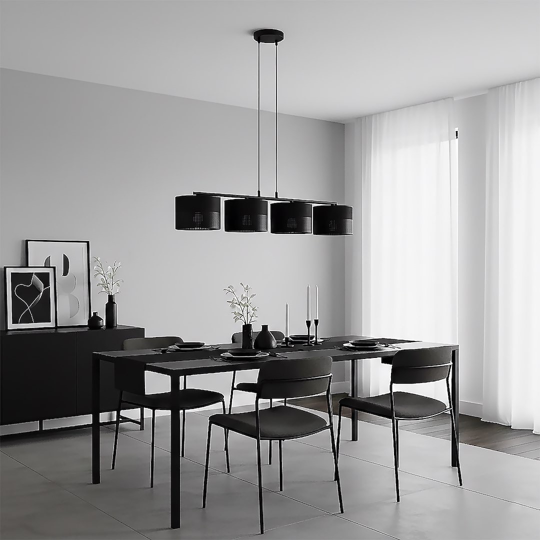 Czarna lampa wisząca Karbon 4xE27 z metalowymi kloszami, zawieszona na długich linkach, umieszczona nad stołem w nowoczesnej jadalni. Tło w odcieniach szarości, z minimalistycznymi dekoracjami i jasnymi firanami.