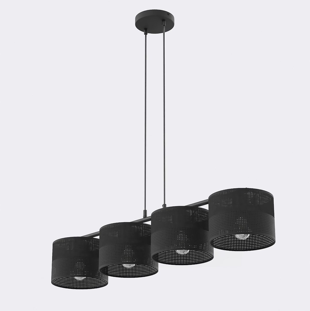 Czarna lampa wisząca Karbon z czterema kloszami E27, zawieszona na dwóch cienkich linkach. Klosze o cylindrycznym kształcie z perforowanym wzorem, montowane na prostokątnej bazie sufitowej. Prosta, nowoczesna konstrukcja.