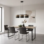 Lampa wisząca Karbon 3xE27 w kolorze czarnym i brązowym, z trzema kloszami na metalowej konstrukcji, zawieszona nad drewnianym stołem w jadalni. W tle widoczna ściana z oknem i obrazem. Fotele w odcieniach szarości.