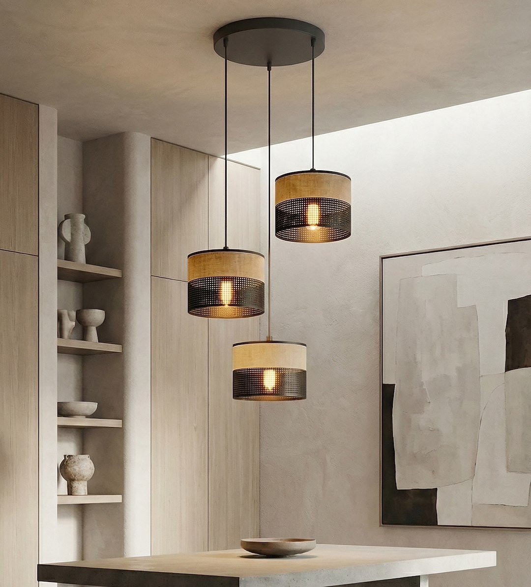 Lampa wisząca Karbon w kolorze czarnym i brązowym, z trzema okrągłymi kloszami, zawieszona na czarnym stelażu. Klosze mają siatkową strukturę, a źródła światła są widoczne wewnątrz. Lampa umieszczona w nowoczesnym wnętrzu z drewnianymi elementami.