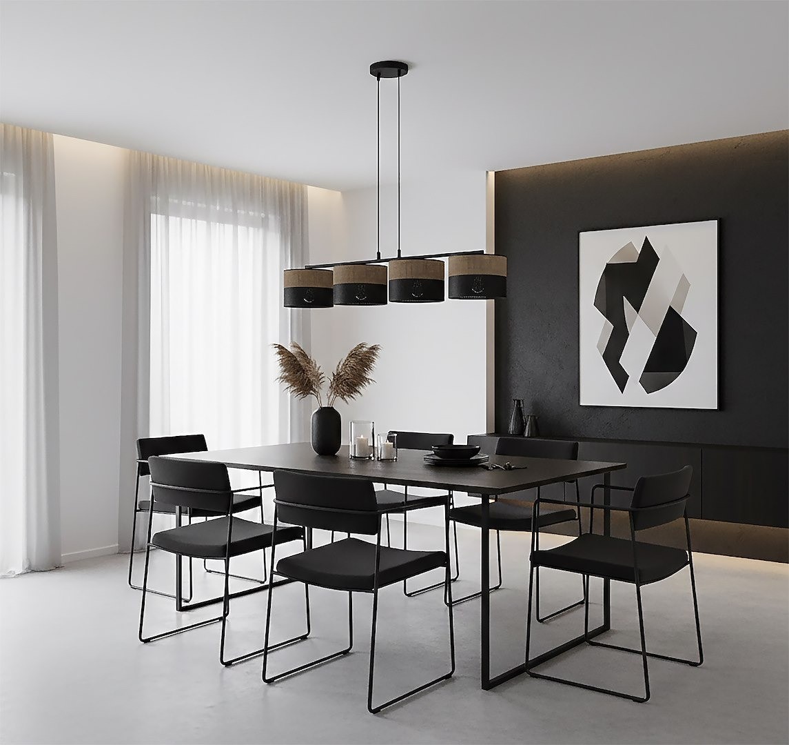 Lampa wisząca Karbon 4xE27 w kolorze czarnym i brązowym, zawieszona nad stołem w nowoczesnej jadalni. Posiada cztery klosze w formie cylindrów, na tle minimalistycznego wnętrza z czarnymi krzesłami i dekoracjami.