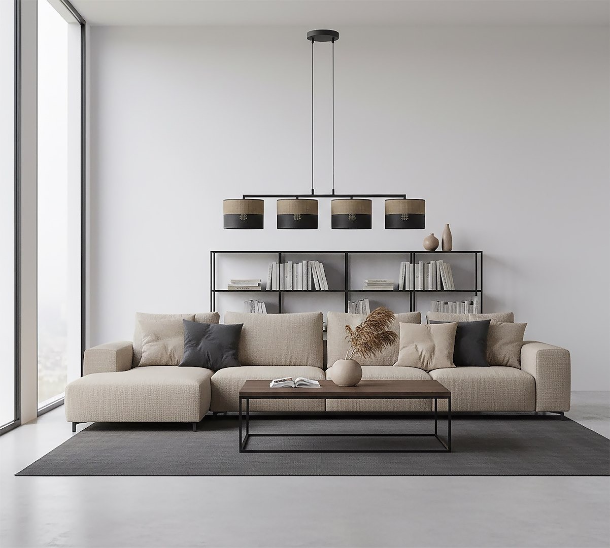 Lampa wisząca Karbon 4xE27 w kolorze czarnym i brązowym, zawieszona nad stolikiem w nowoczesnym wnętrzu. Posiada cztery klosze z dekoracyjnymi detalami, umiejscowiona w przestrzeni z kanapą i regałem z książkami.