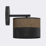 Kinkiet Karbon E27 w kolorze czarnym i brązowym, z okrągłym kloszem o perforowanej dolnej części i teksturowanej górze. Produkt montowany na ścianie, widoczny z boku, z metalowym ramieniem i okrągłą podstawą.