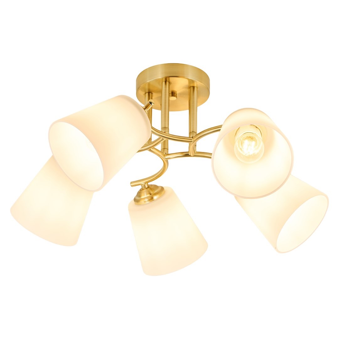 Lampa sufitowa Pafos w złotym kolorze, z pięcioma kloszami w białym, matowym szkle. Ułożona w centralnej części, klosze skierowane w różne strony. Metalowa konstrukcja z eleganckimi detalami, idealna do nowoczesnych wnętrz.