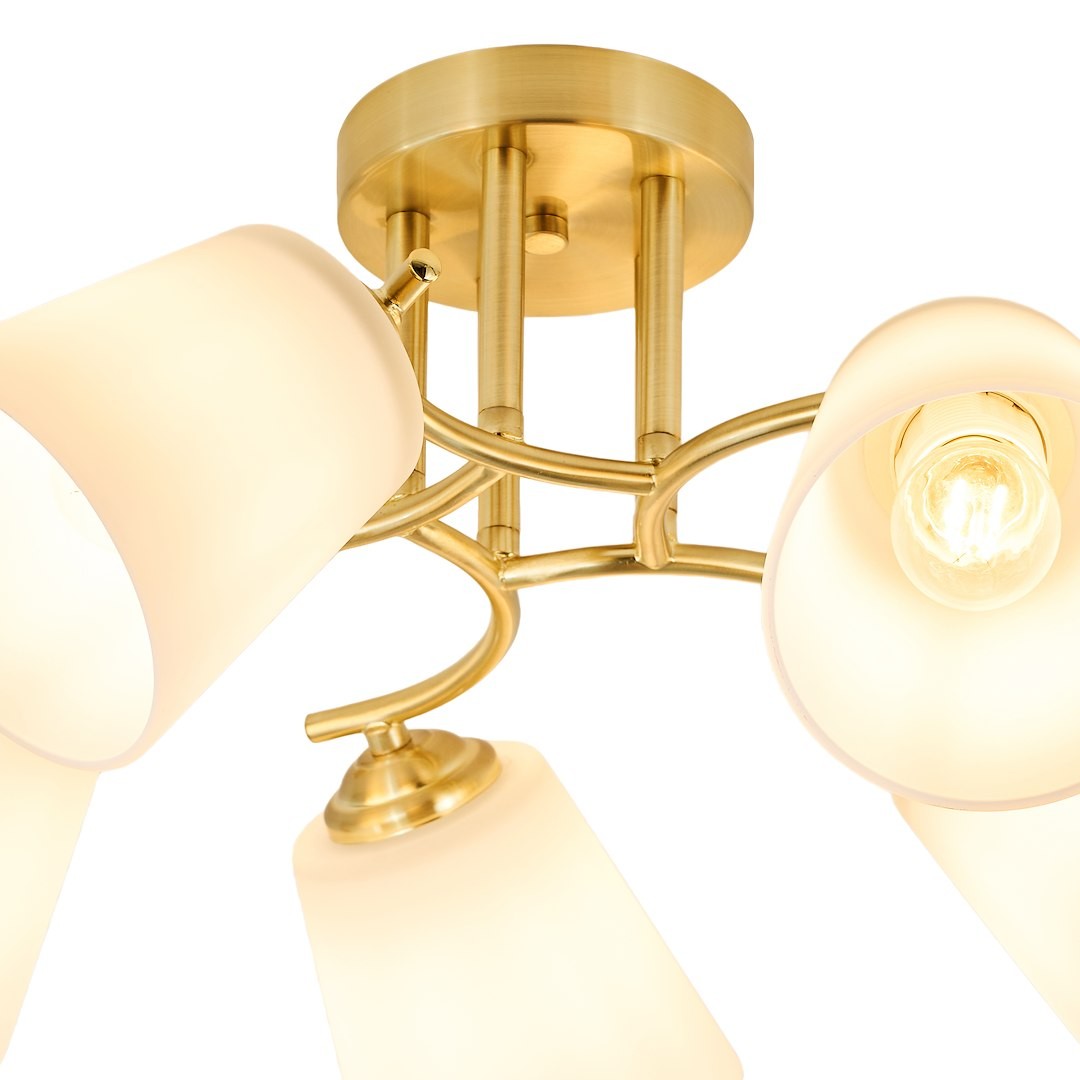 Złota lampa sufitowa Pafos z pięcioma kloszami E27, o opływowym kształcie. Klosze z matowego szkła w kształcie stożków, zamontowane na metalowej konstrukcji. Ujęcie z góry, ukazujące szczegóły mocowania i fakturę.