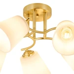 Złota lampa sufitowa Pafos z pięcioma kloszami E27, o opływowym kształcie. Klosze z matowego szkła w kształcie stożków, zamontowane na metalowej konstrukcji. Ujęcie z góry, ukazujące szczegóły mocowania i fakturę.