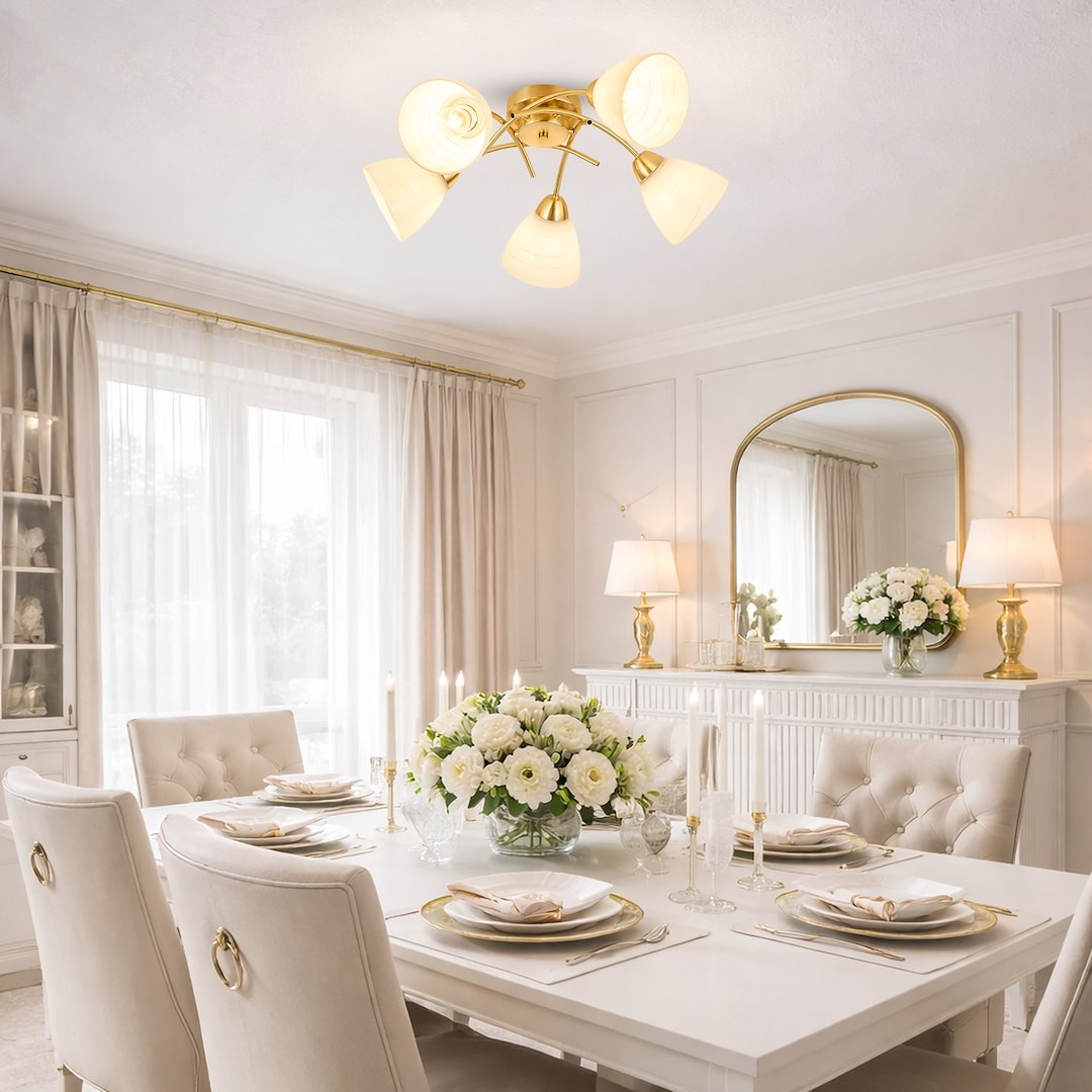 Lampa sufitowa Clara 5xE27 w kolorze złotym, z pięcioma kloszami w kształcie stożka, zamontowana na suficie. Oświetlenie w eleganckim wnętrzu jadalni z jasnymi zasłonami i stołem nakrytym na przyjęcie.