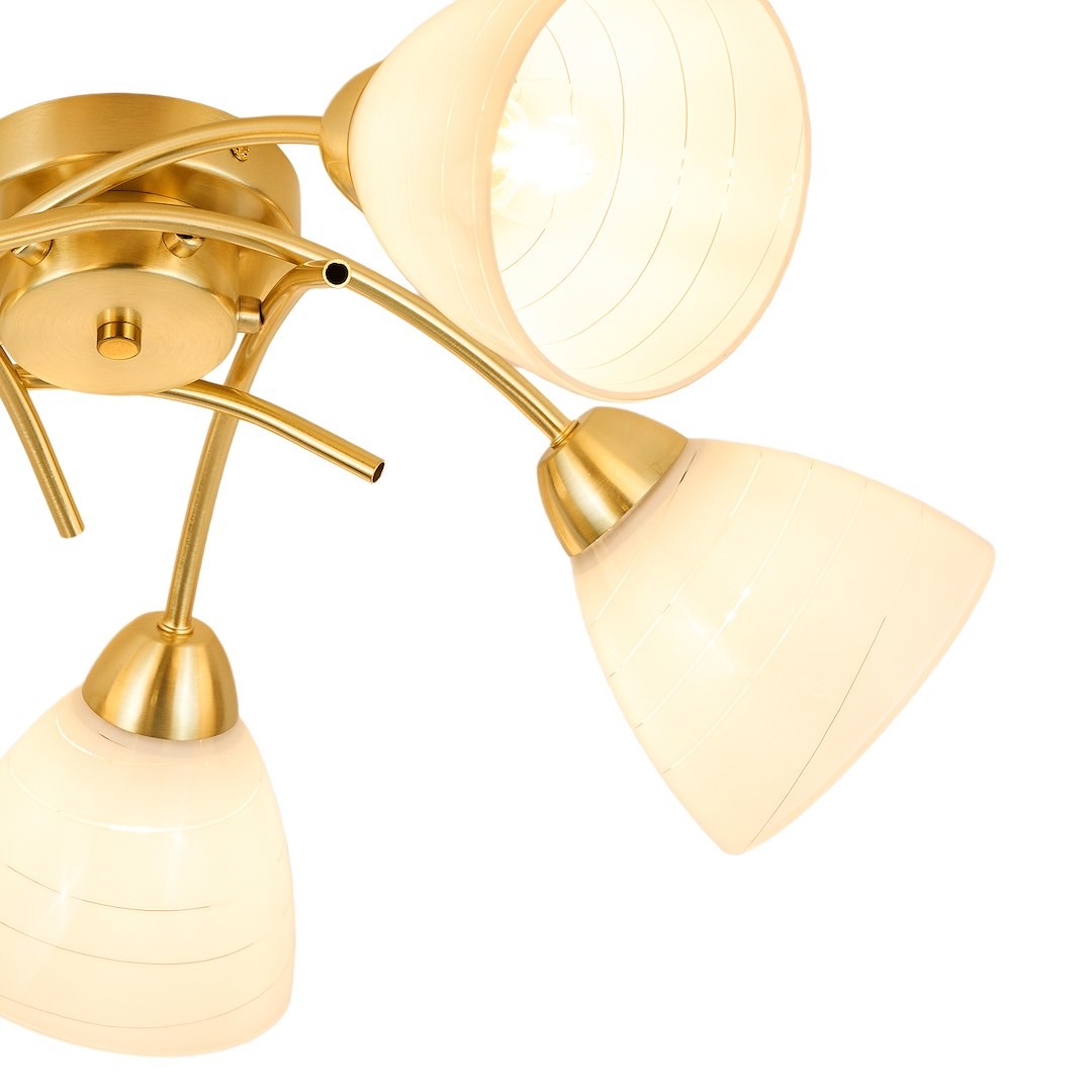 Złota lampa sufitowa Clara z pięcioma kloszami na żarówki E27. Klosze w kształcie stożka, wykonane z mlecznego szkła z delikatnymi liniami. Lampa zamontowana na okrągłej podstawie, z widocznymi metalowymi elementami. Ujęcie z góry.