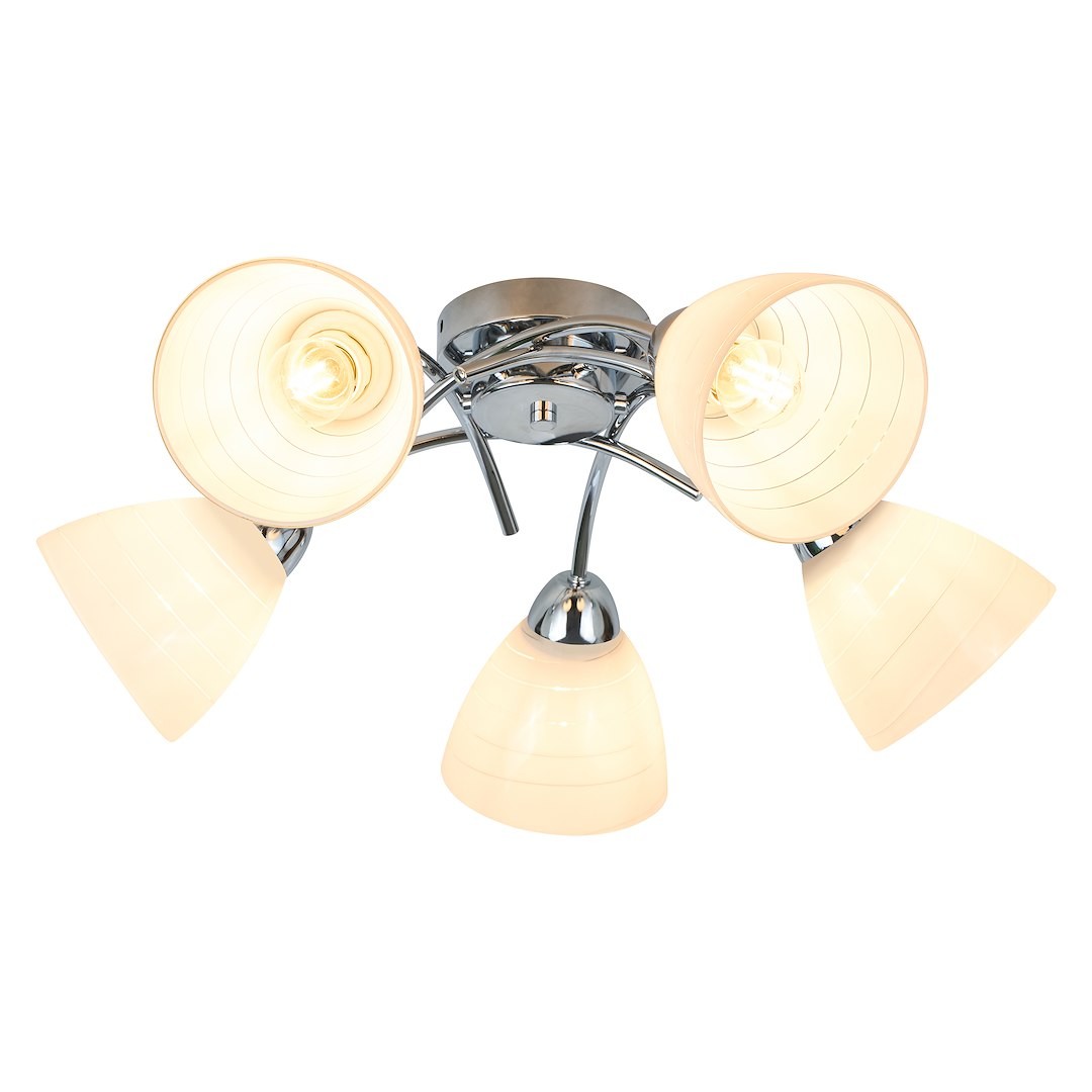 Lampa sufitowa Clara z pięcioma kloszami E27 w kolorze chromu. Klosze w kształcie stożków z białego szkła z delikatnymi liniami. Produkt zamontowany na okrągłej podstawie, skierowane w różne strony, zapewniające równomierne oświetlenie.