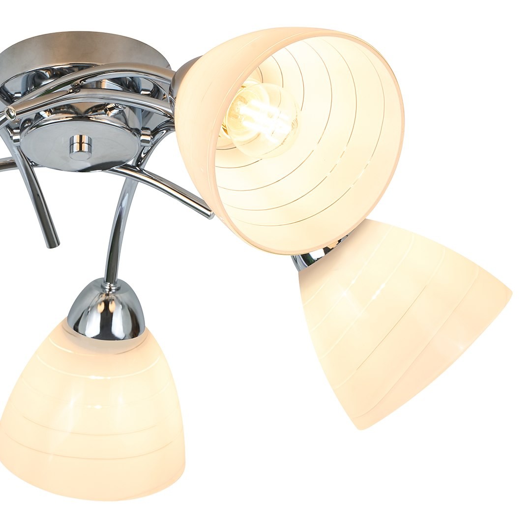 Lampa sufitowa Clara 5xE27 w chromowanej oprawie. Trzy klosze w kształcie stożka z białego szkła z delikatnymi liniami. Ujęcie z boku, ukazujące szczegóły mocowania i źródeł światła. Idealna do nowoczesnych wnętrz.