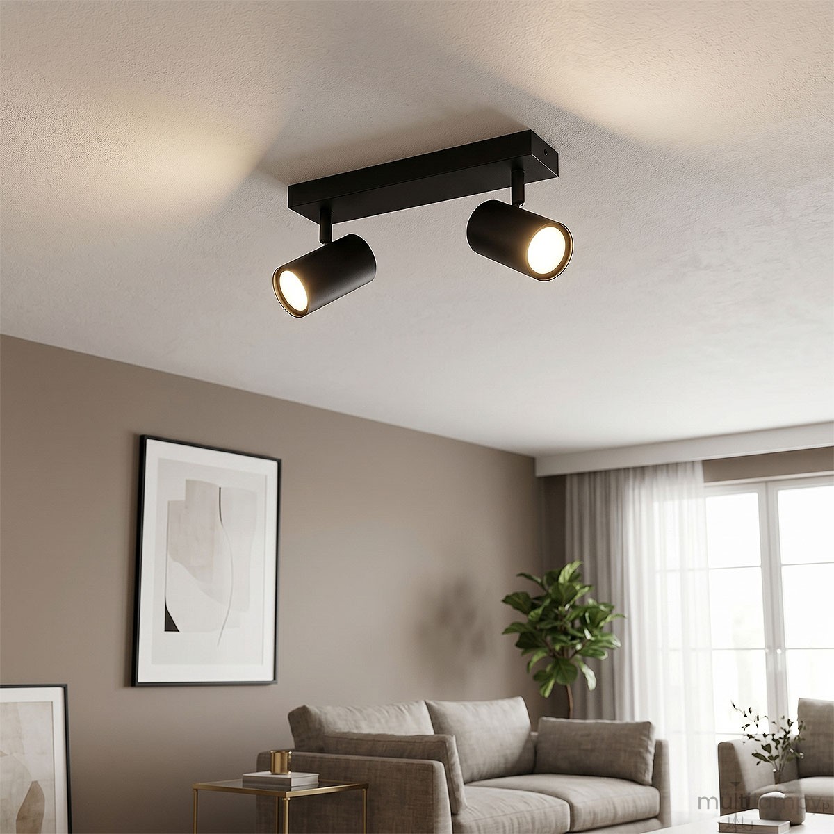 Richi lampa sufitowa spot z dwoma reflektorami GU10 w kolorze czarnym, zamontowana na prostokątnej podstawie. Reflektory mają cylindryczny kształt i są ustawione pod kątem, co umożliwia kierunkowe oświetlenie.