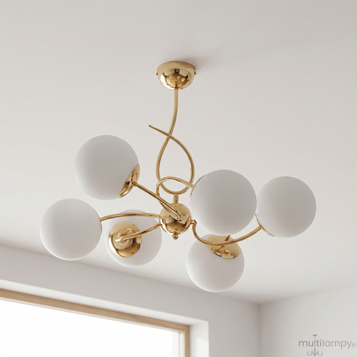 Lampa wisząca Tornado w kolorze złotym z sześcioma kulistymi kloszami z matowego szkła. Produkt zawieszony, z eleganckim, zakrzywionym ramieniem, idealny do nowoczesnych wnętrz. Wymiary i detale montażowe niewidoczne.