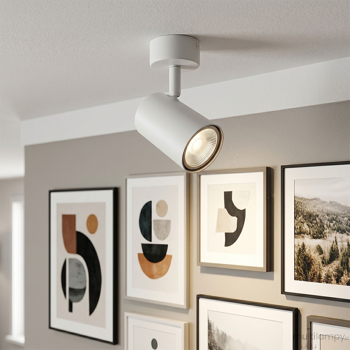 Lampa sufitowa spot GU10 Richi w kolorze białym, o cylindrycznym kształcie, zamontowana na okrągłej podstawie. Ujęcie z boku, ukazujące jej minimalistyczny design i możliwość regulacji kierunku światła.