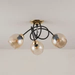 Modena Black lampa sufitowa 3-punktowa w kolorze czarnym i złotym, z trzema przezroczystymi kloszami w kształcie kul. Lampa ma czarne przewody i złoty uchwyt sufitowy, z dekoracyjnym kryształkiem na środku.