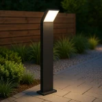 Grafitowa lampa stojąca ogrodowa Clark LED H80 w formie słupka, z prostokątnym kloszem. Widoczne trzy różne kąty ujęcia. Lampa ma prostą, nowoczesną konstrukcję i jest zamontowana na kwadratowej podstawie.