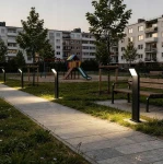 Grafitowa lampa stojąca ogrodowa Clark LED H80 w formie słupka, z prostokątnym kloszem. Widoczne trzy różne kąty ujęcia. Lampa ma prostą, nowoczesną konstrukcję i jest zamontowana na kwadratowej podstawie.
