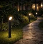 Grafitowa lampa stojąca ogrodowa Clark LED H80 w formie słupka, z prostokątnym kloszem. Widoczne trzy różne kąty ujęcia. Lampa ma prostą, nowoczesną konstrukcję i jest zamontowana na kwadratowej podstawie.