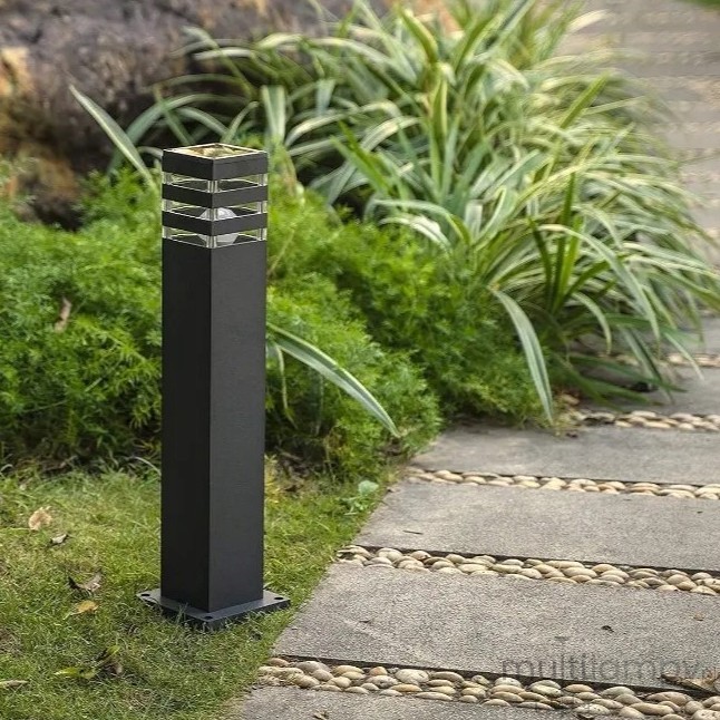 Lampa stojąca Malibu H50 w kolorze czarnym, kwadratowa, o wymiarach 51 cm wysokości i 14 cm podstawy. Górna część z przeźroczystymi elementami, z miejscem na żarówkę E27. Ujęcie z boku, pokazujące proporcje i detale konstrukcji.