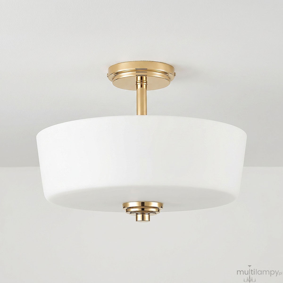 Lampa sufitowa Aspen z trzema gniazdami E27 w kolorze złotym i białym. Okrągły, matowy klosz z białego szkła, zawieszony na złotej podstawie, z delikatnym wykończeniem. Ujęcie z boku, pokazujące detale konstrukcji.