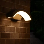 Kinkiet elewacyjny LED Bella w kolorze czarnym, z zaokrąglonym kształtem. Wymiary: 270 mm długości, 110 mm szerokości, 67 mm wysokości. Materiał metalowy z białą osłoną, montowany na ścianie. Idealny do oświetlenia zewnętrznego.