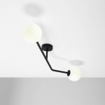 Czarna lampa sufitowa 2-punktowa Pure z dwoma białymi, okrągłymi kloszami. Ujęcie z góry, pokazujące stylowy kształt oraz mocowanie do sufitu. Lampa ma minimalistyczny design, umieszczona na białym tle.