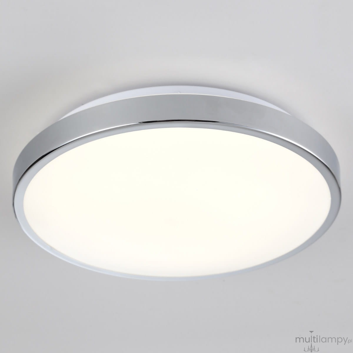 Okrągły plafon LED Kern D39 o średnicy 39 cm, z chromowaną ramą i białym, matowym kloszem. Źródło światła o mocy 24W, barwie 4000K. Zainstalowany na suficie, widoczny z góry, na jednolitym tle.