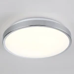 Okrągły plafon LED Kern D39 o średnicy 39 cm, z chromowaną ramą i białym, matowym kloszem. Źródło światła o mocy 24W, barwie 4000K. Zainstalowany na suficie, widoczny z góry, na jednolitym tle.