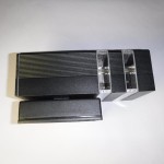 Kinkiet elewacyjny Rio Sensor w kolorze czarnym, 1-punktowy, z wbudowanym czujnikiem ruchu. Produkt widoczny z góry, o prostokątnym kształcie z teksturowanym wykończeniem. Przezroczyste elementy w górnej części.