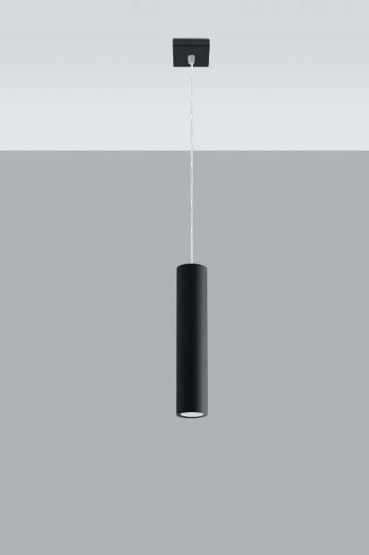 Lampa wisząca Lagos 1-punktowa w kolorze czarnym, o cylindrycznym kształcie. Zawieszona na cienkim kablu, z prostokątnym mocowaniem sufitowym. Tło w odcieniu szarym, podkreślające minimalistyczny design.