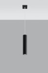 Lampa wisząca Lagos 1-punktowa w kolorze czarnym, o cylindrycznym kształcie. Zawieszona na cienkim kablu, z prostokątnym mocowaniem sufitowym. Tło w odcieniu szarym, podkreślające minimalistyczny design.
