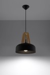 Lampa wisząca Casco 1-punktowa w kolorze czarnym z naturalnym drewnem. Posiada okrągły klosz oraz drewniany stelaż w kształcie trójkąta. Zawieszona na cienkim kablu, idealna do nowoczesnych wnętrz. Tło szare, minimalistyczne.