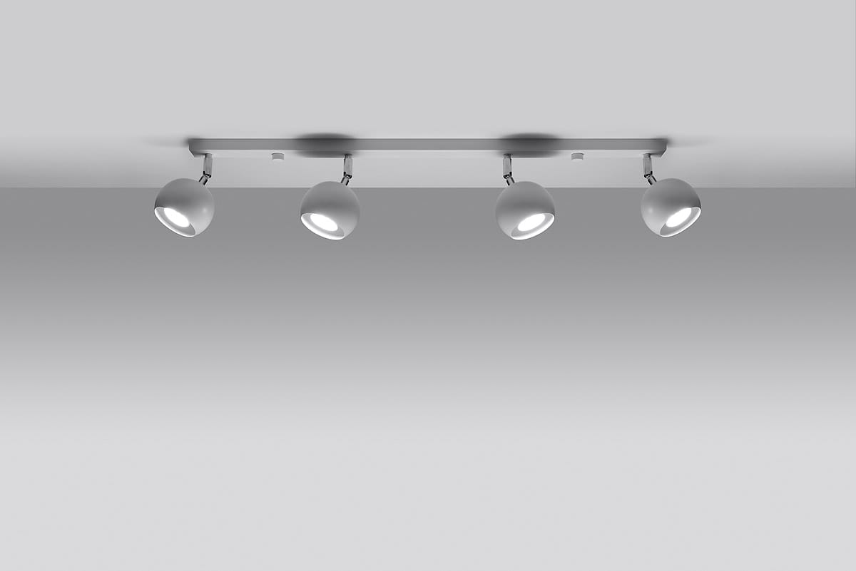 Biała lampa sufitowa Oculare, czteropunktowa, z okrągłymi reflektorami. Kąt ujęcia z góry, produkt zamontowany na suficie. Prosta konstrukcja, metalowa oprawa, minimalistyczny design, idealna do nowoczesnych wnętrz.