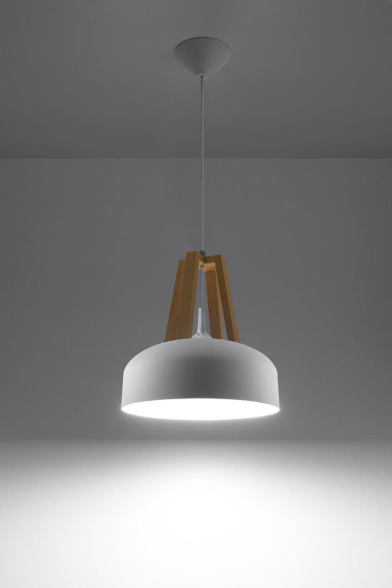 Lampa wisząca Casco 1-punktowa w kolorze białym z naturalnym drewnem, zawieszona na cienkim przewodzie. Klosz o okrągłym kształcie, matowy, z wyraźnym oświetleniem, zawieszony na drewnianej konstrukcji w formie trójkąta. Tło w odcieniach szarości.