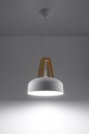 Lampa wisząca Casco 1-punktowa w kolorze białym z naturalnym drewnem, zawieszona na cienkim przewodzie. Klosz o okrągłym kształcie, matowy, z wyraźnym oświetleniem, zawieszony na drewnianej konstrukcji w formie trójkąta. Tło w odcieniach szarości.