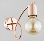 Kinkiet Tango 1-punktowy w kolorze miedzi, z okrągłą podstawą i elastycznym ramieniem. Szklana kula z żarówką w środku, widoczna dekoracja z wewnętrznymi elementami. Produkt zamontowany na ścianie, na jednolitym tle.