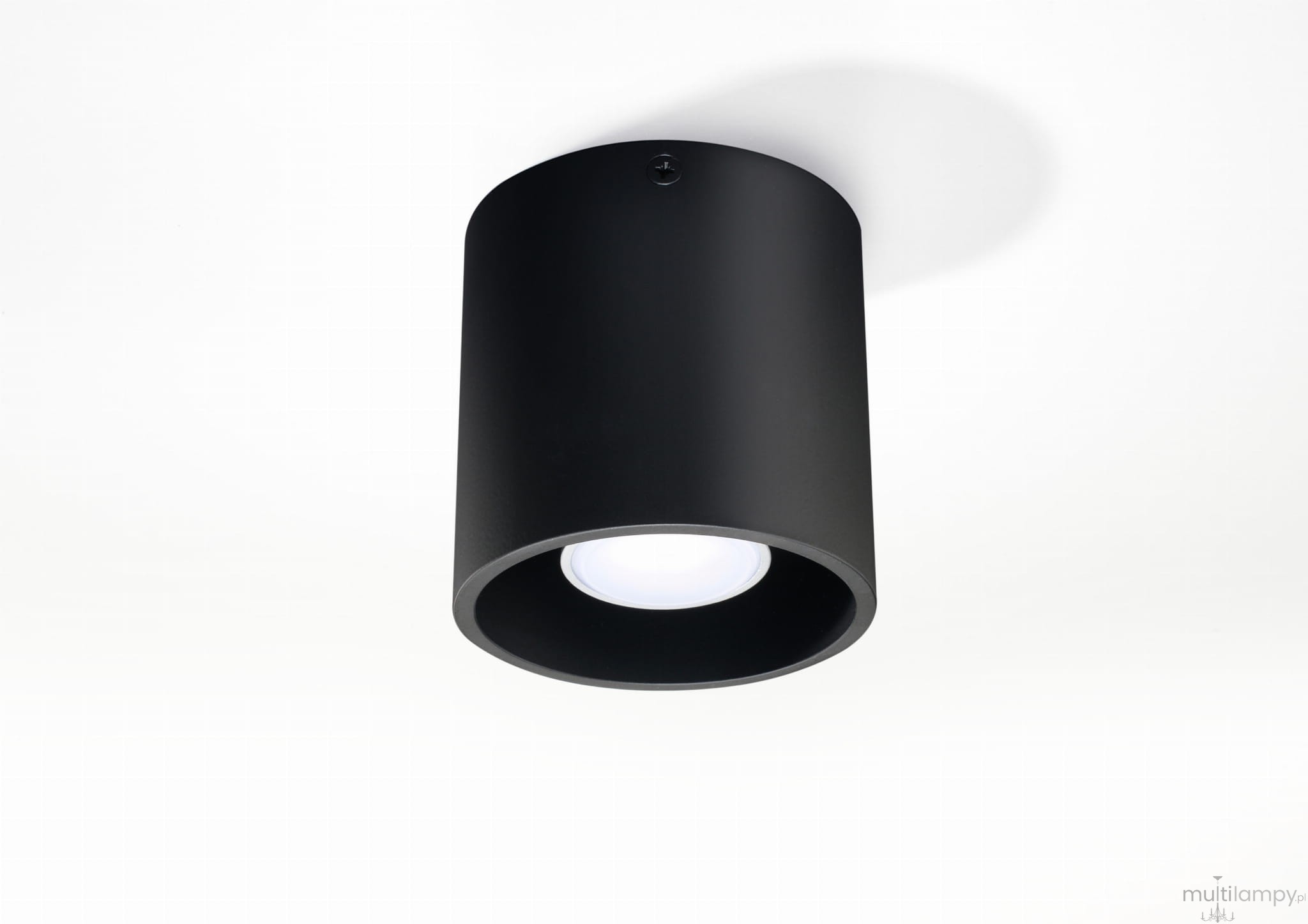 Czarna lampa sufitowa Orbis 1-punktowa, o cylindrycznym kształcie, zamontowana na suficie. Wykończenie matowe, z widoczną białą oprawą w środku. Ujęcie z dołu, pokazujące detal konstrukcji oraz otwarcie lampy. Proste tło.