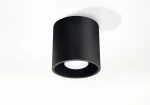 Czarna lampa sufitowa Orbis 1-punktowa, o cylindrycznym kształcie, zamontowana na suficie. Wykończenie matowe, z widoczną białą oprawą w środku. Ujęcie z dołu, pokazujące detal konstrukcji oraz otwarcie lampy. Proste tło.