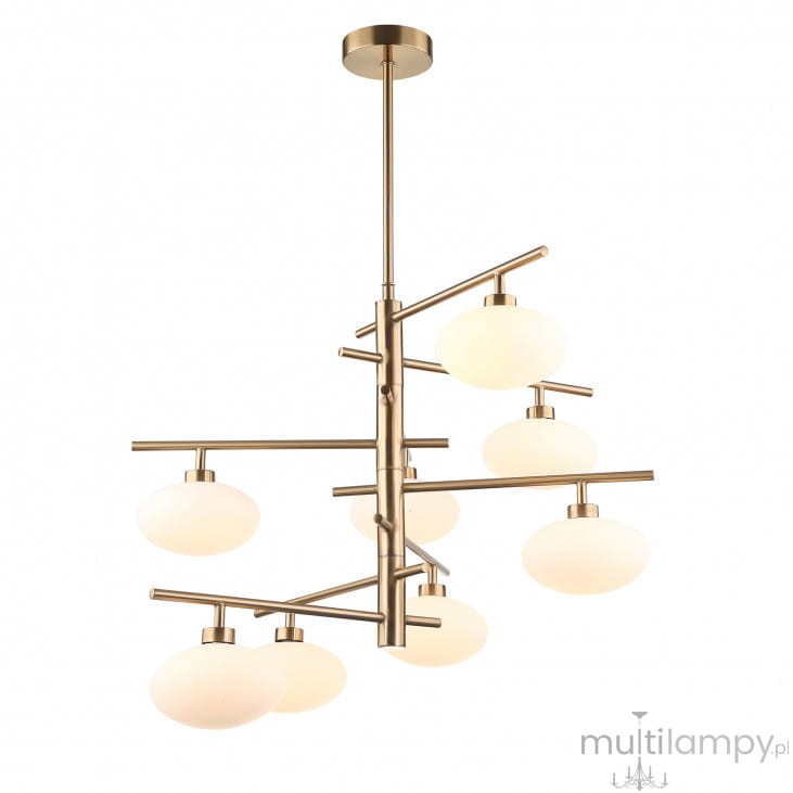 Lampa wisząca Fiorenzo 8-punktowa w kolorze mosiądzu z białymi, matowymi kloszami. Konstrukcja z metalowych prętów w nowoczesnym stylu, zawieszona na długim stelażu. Ujęcie frontalne, w całości widoczna.